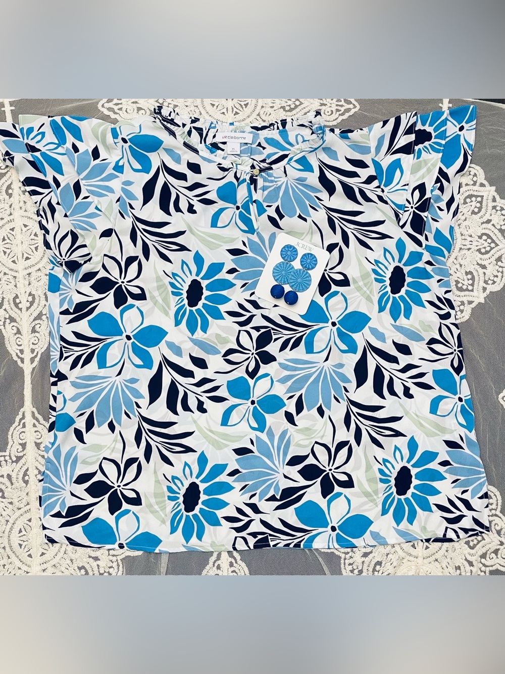 Liz Claiborne Blue White Floral Flutter Sleeve Top